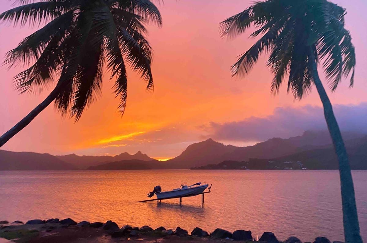 Coucher de soleil sur la baie de Maroe depuis les bungalows