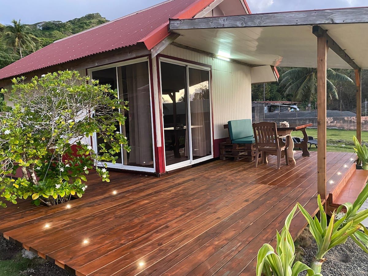Terrasse en bois éclairée de Farahinano