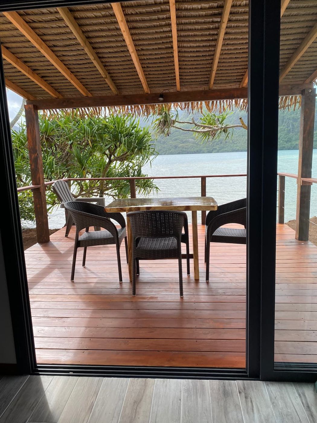 Table sur la terrasse face à la baie