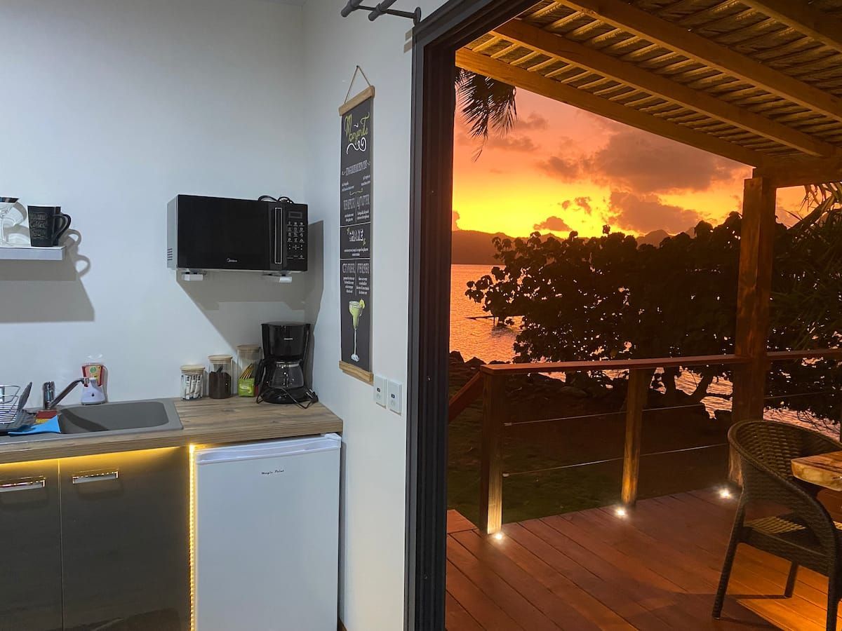 Cuisine ouverte sur la terrasse au coucher du soleil